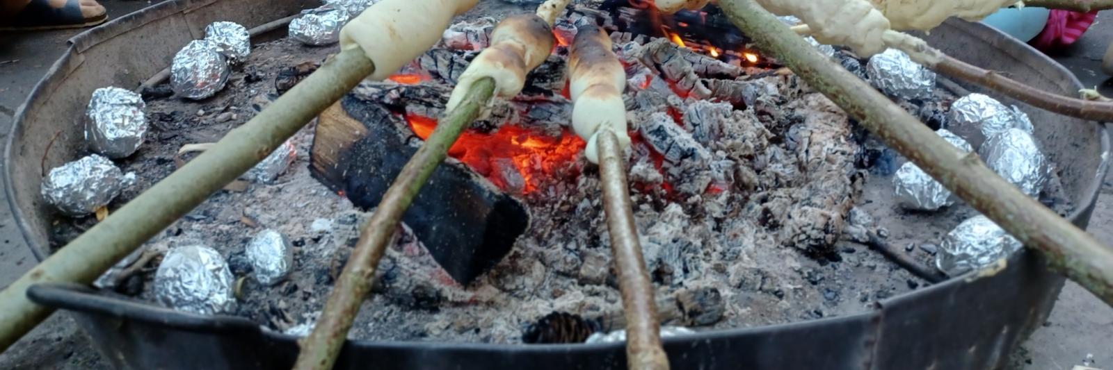 Einige Stockbrote über Glut in einer Feuerschale (c) Bettina Weise Einige Stockbrote über Glut in einer Feuerschale