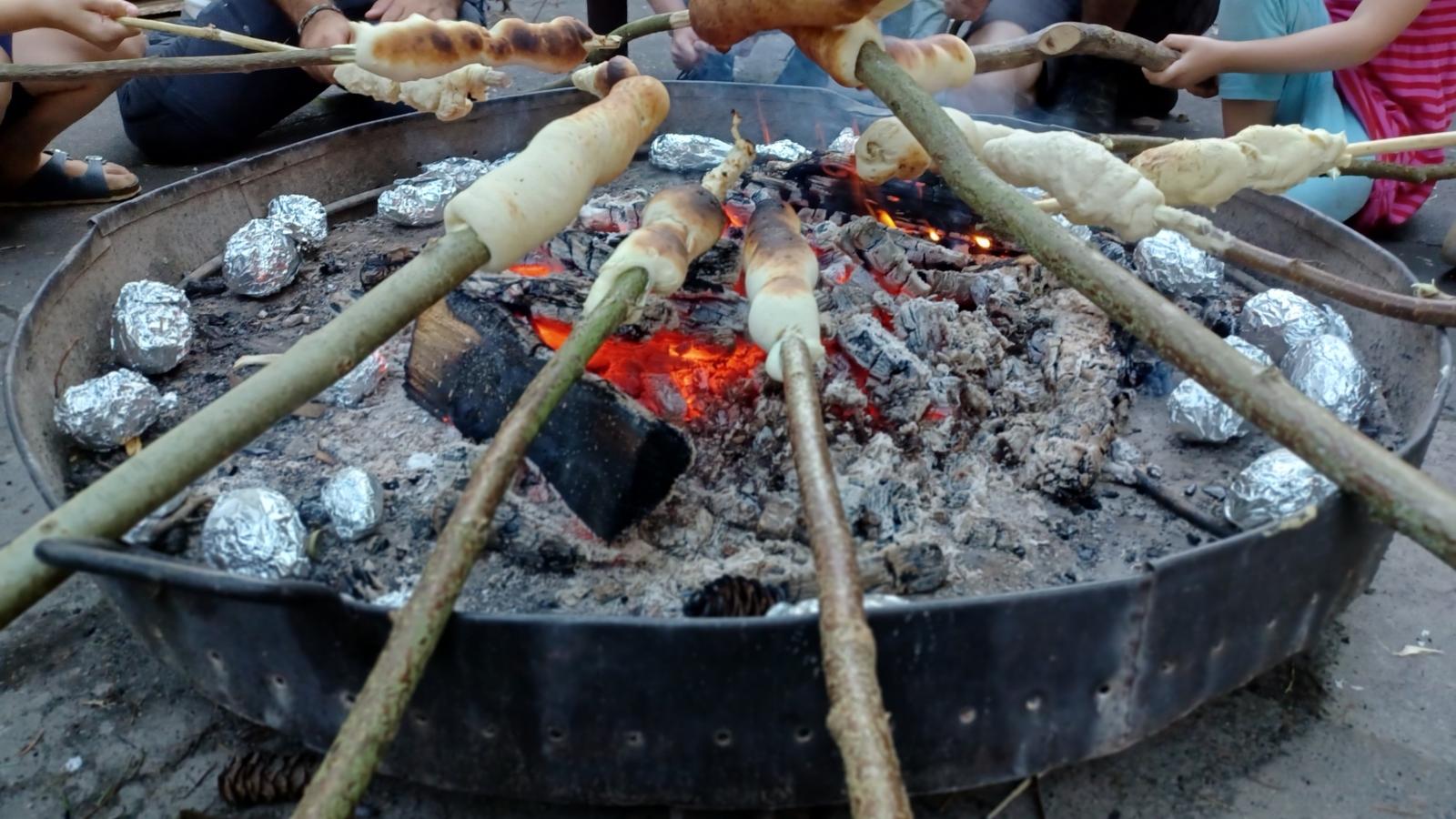 Einige Stockbrote über Glut in einer Feuerschale